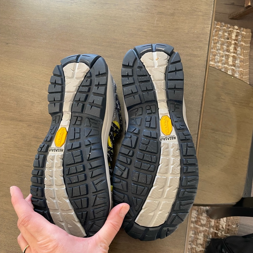 Womens Chaco Trail Shoes Size 7.5 View 3